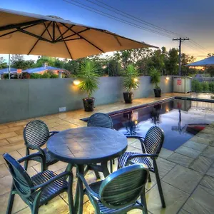 Motel Motor, Chinchilla